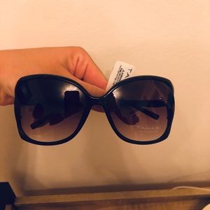 Women’s Tahari Black & Gold sunglasses. Never worn